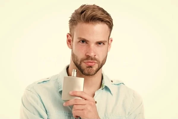 A man holding a cell phone in his hand.